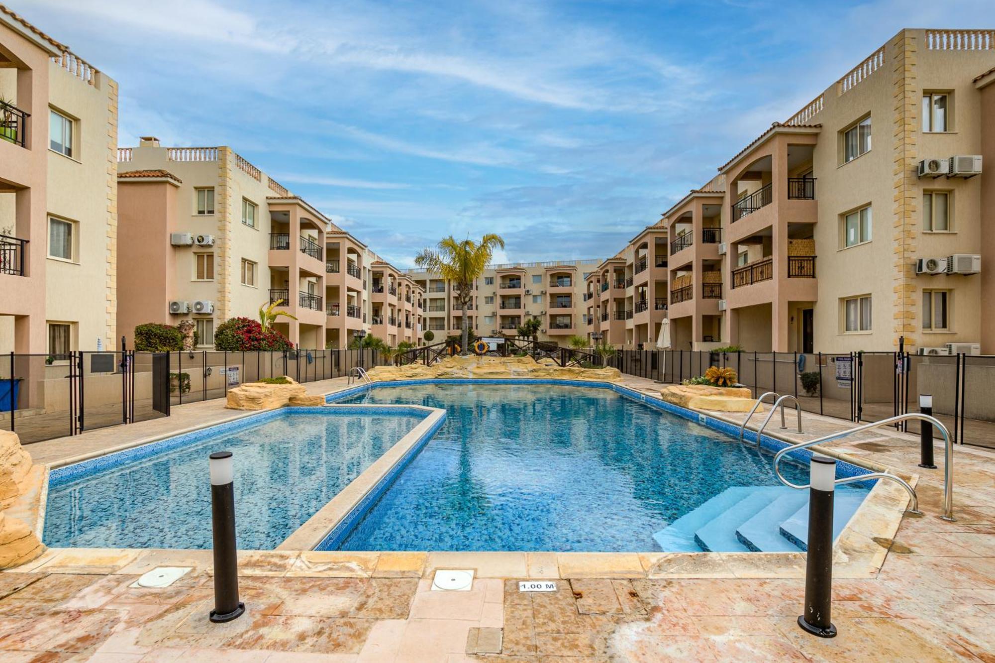Sunny View - A Stunning Apartment With Private Rooftop Paphos Eksteriør billede
